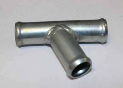 SKY PARTS SP5747 Трубка соединит. для шлангов Т-образн. d=18х18х18мм. угол 45° (метал.)